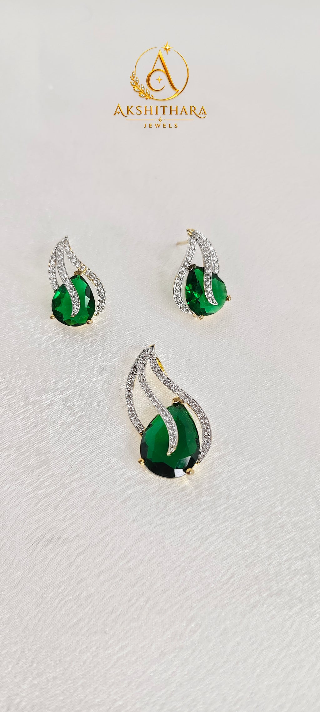 Radiance Diamond Replica with Chain